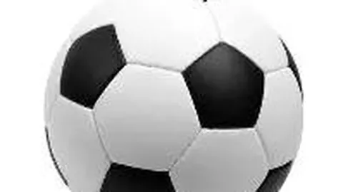 海清47岁机场照引热议，网友笑称：居委会阿姨风范！